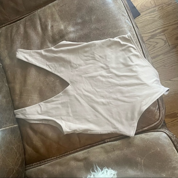 Aritzia Babaton Contour V neck Bodysuit in tan/clay - Picture 3 of 4